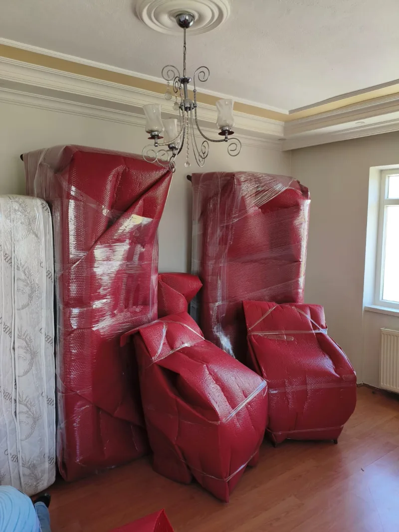 Taşınmaya hazır, paketlenmiş koltuk takımı
