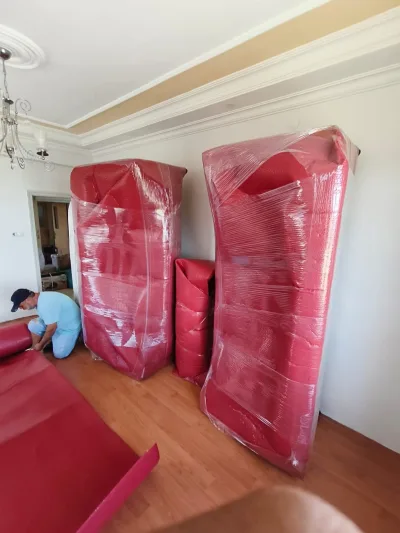 Atalay Nakliyat ekibi taşıma öncesi mobilyaları paketlerken